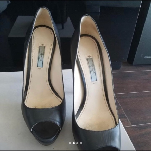 Black leather Prada Pumps - Picture 2 of 6